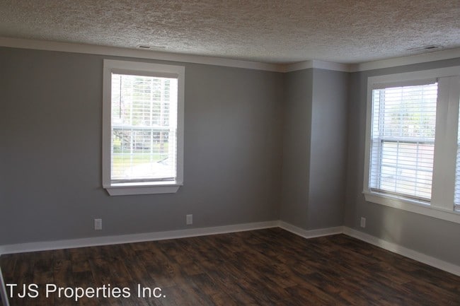 Building Photo - 2 br, 1 bath House - 2503 Oaks Road