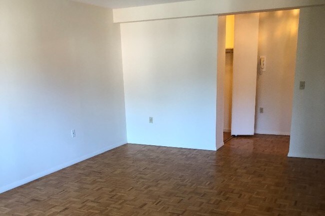 Building Photo - 887 Farmington Ave