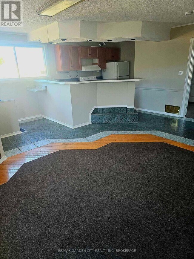 Photo du bâtiment - 215 Roberts Rd