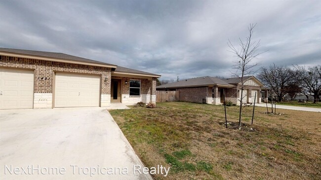 Building Photo - 3 br, 2 bath House - 1421 Tejas Trl #B