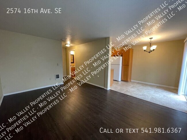 Foto del edificio - Three Bedroom Home in Triplex Available Im...