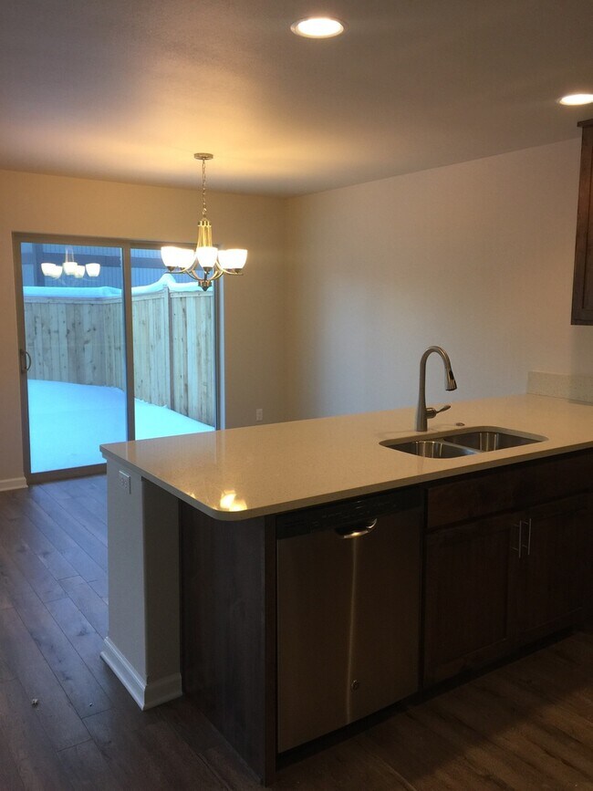 Foto del edificio - SE Bend, LIKE NEW Townhouse, 3 Bedrooms, 2 1/2 Baths, Garage, Gas Heat, Patio