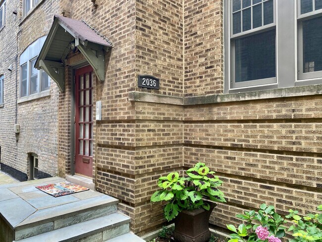 Building Photo - 2036 W Berwyn Ave
