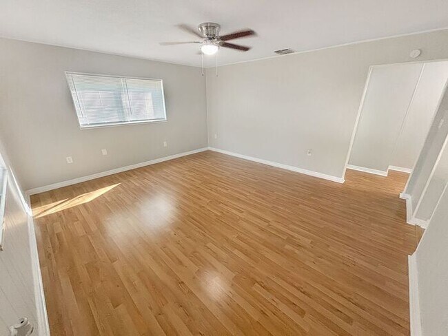 Building Photo - Bright & Inviting 4-Bedroom Home with Mode...