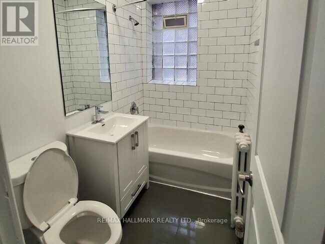 Photo du bâtiment - 245 Howland Ave