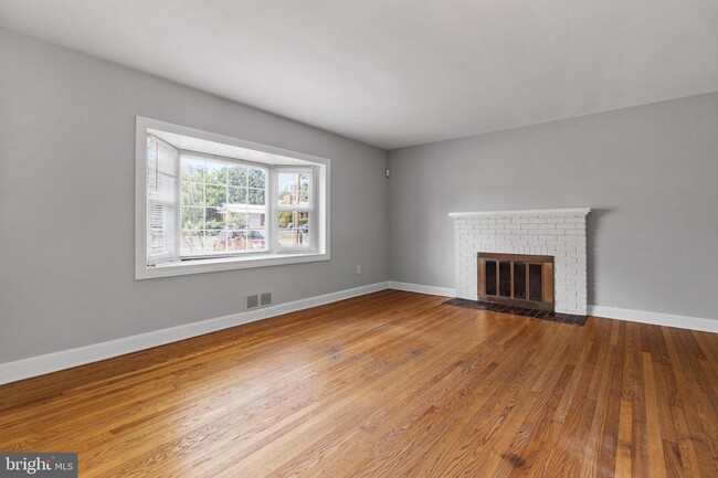 Building Photo - 5601 Dawes Ave