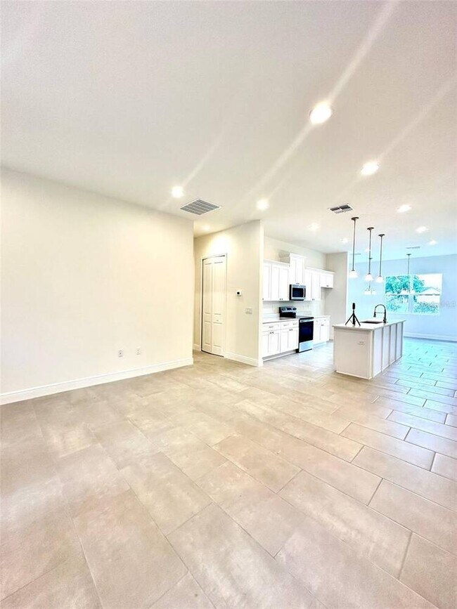 Building Photo - 562 Kilimanjaro Dr