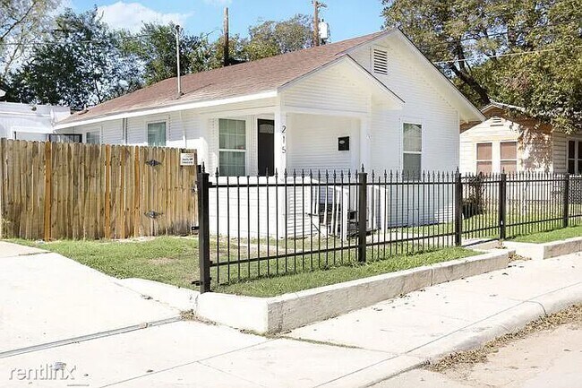 Foto del edificio - 3 br, 1 bath House - 215 Crittendon Ave