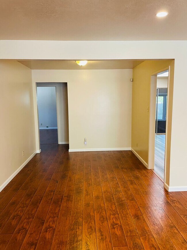 Foto del edificio - 3 bed /2 bath home in East Sac