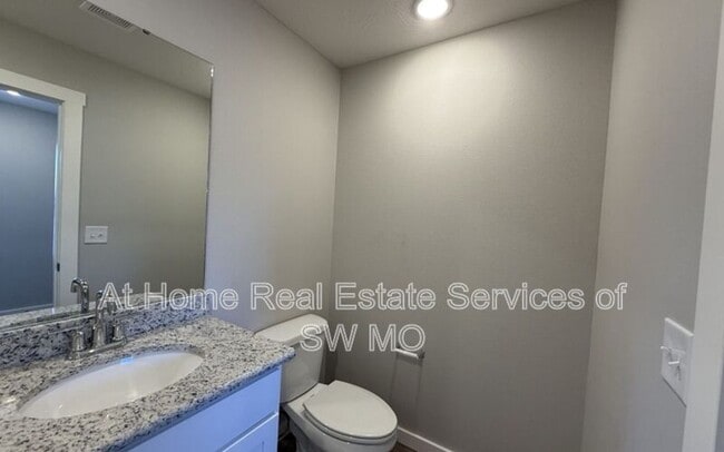 Building Photo - 1002 S Rimes Ave