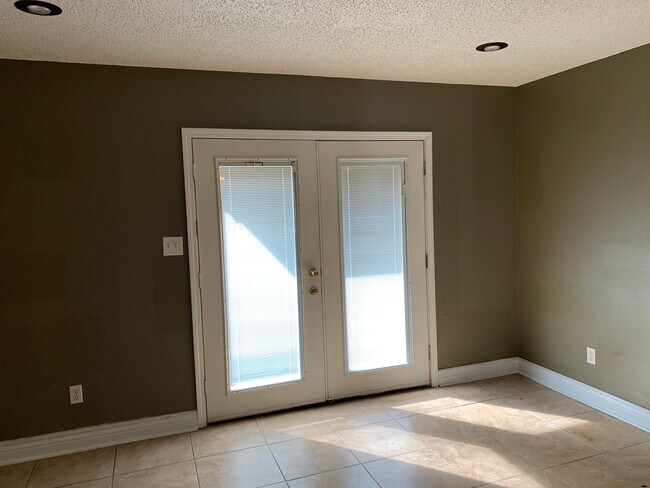Building Photo - 6940 Yorktown Dr