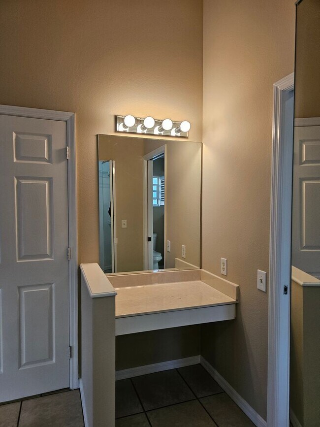 Foto del edificio - 627 25th Dr E