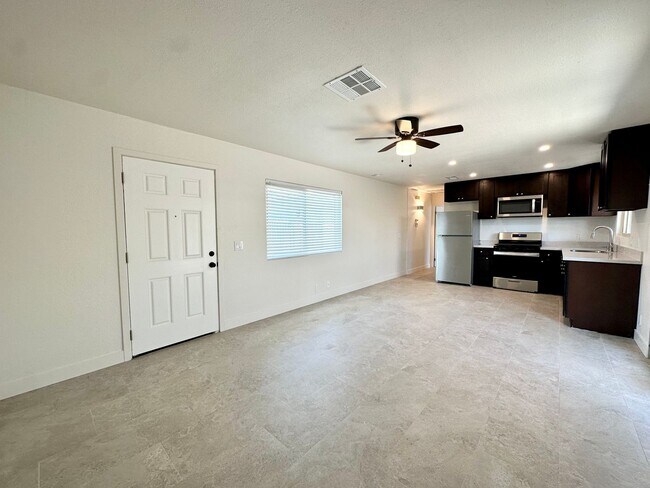 Building Photo - AVAILABLE NOW!  1 Bedroom 1 Bathroom Apart...