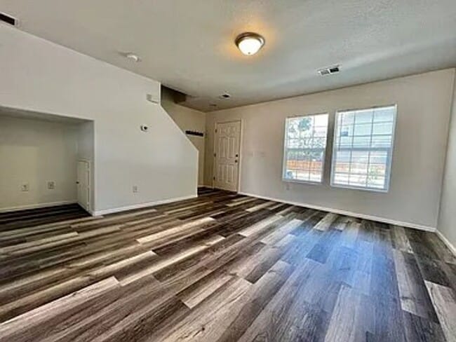Foto del edificio - Two-Story Gem with Stylish Finishes and Ou...