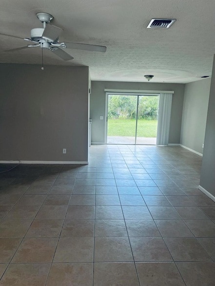 Building Photo - 343 SE Oakridge Dr