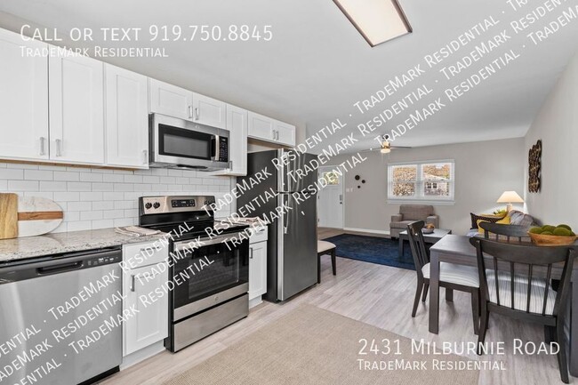 Building Photo - Fully Renovated 2 BR Flat w/ Front & Back ...