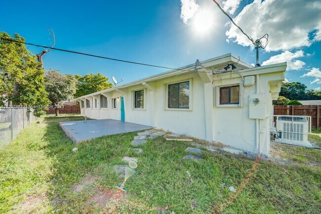 Foto del edificio - 815 NW 124th St