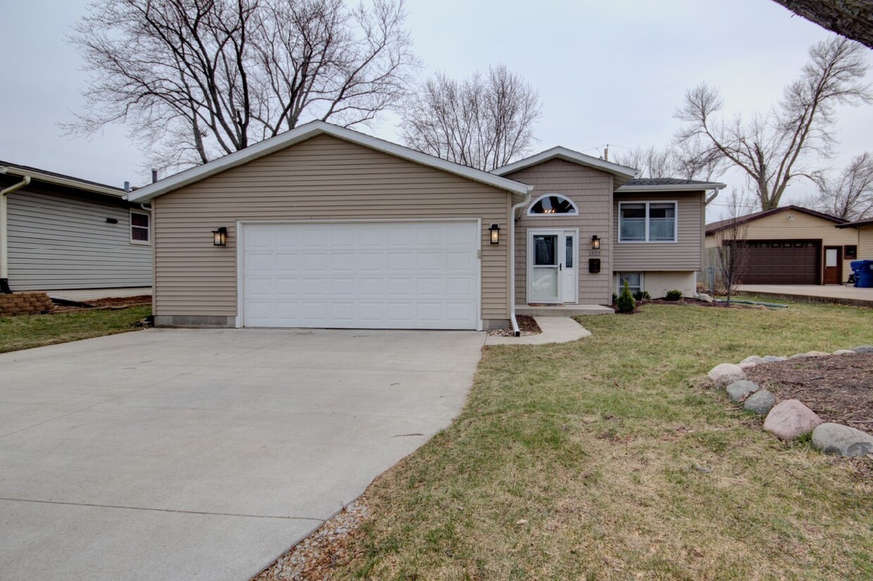 Foto principal - Beautifully updated 4 bed Bettendorf Home