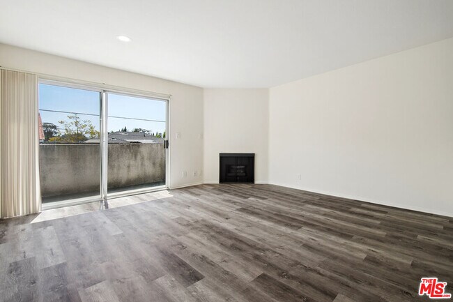 Foto del edificio - 870 S Crenshaw Blvd