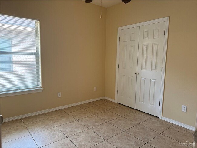 Building Photo - 7 South Dr