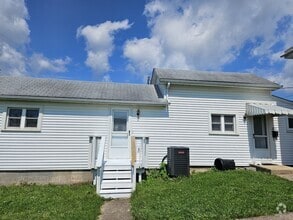 Building Photo - 208 E Main St
