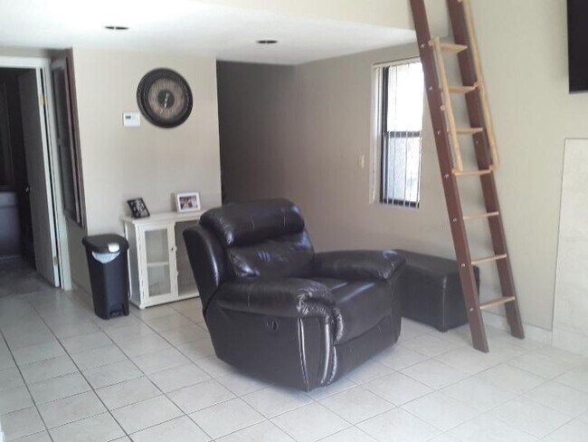 Foto del edificio - 8625 Riverside Dr