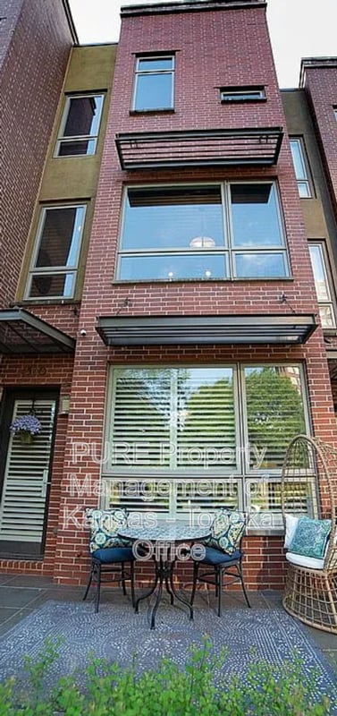 Building Photo - 4540 J C Nichols Pkwy