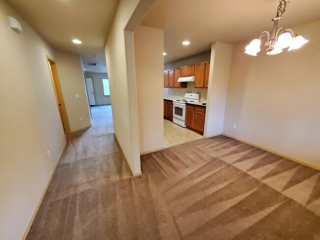 Foto del edificio - Left Side Duplex Available