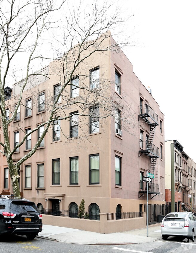 Primary Photo - 592 Henry St