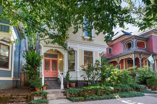 Building Photo - 1720 NW Hoyt St