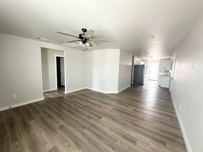Building Photo - 3 Bed 2 Bathroom for Rent!