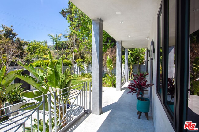 Foto del edificio - 1724 N Sierra Bonita Ave