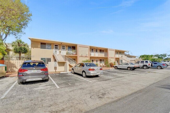 Building Photo - 2909 Middle River Dr