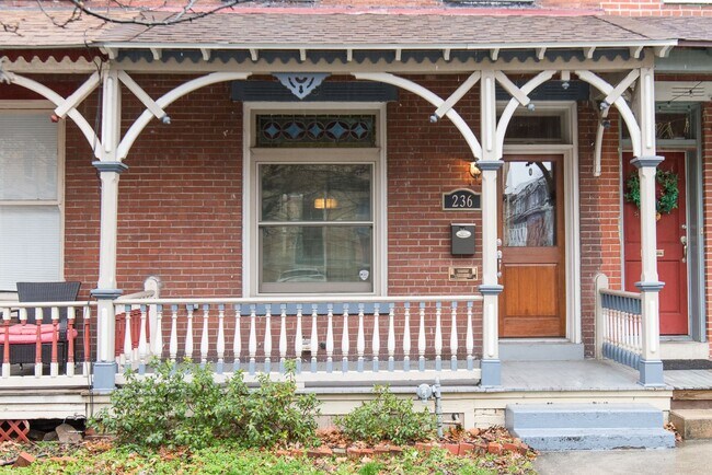 Building Photo - Beautiful 3 bed 3 bath on Muench St