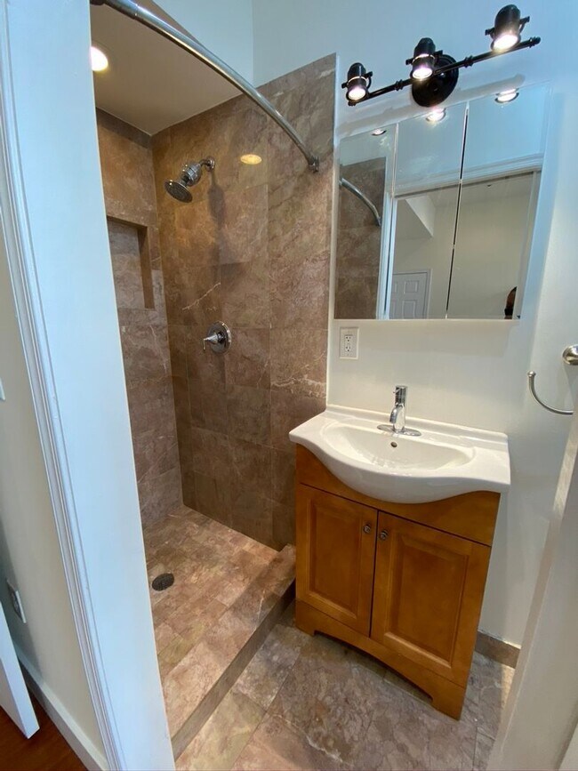 Building Photo - Sophisticated 2 Bedroom, 2 Bath w/ Hardwoo...