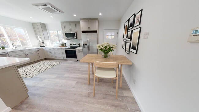 Building Photo - Room in 6 Bedroom Apartment at 1409 Jeffer...