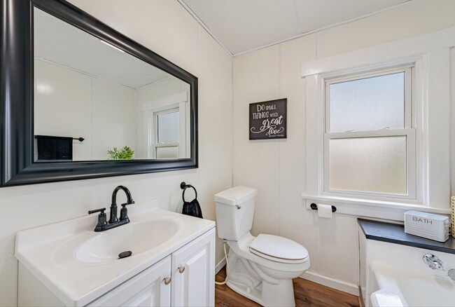 Foto del edificio - Beautiful 3 bedroom home in Aliquippa available August 1!