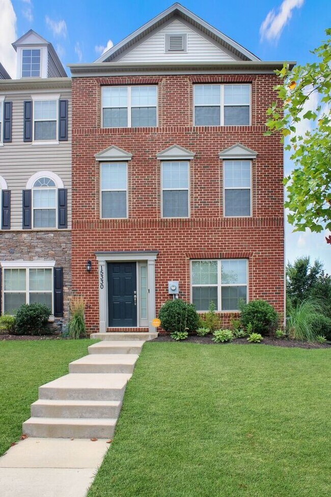 Foto del edificio - Coming Soon! Stately 3-Level End Unit Town...