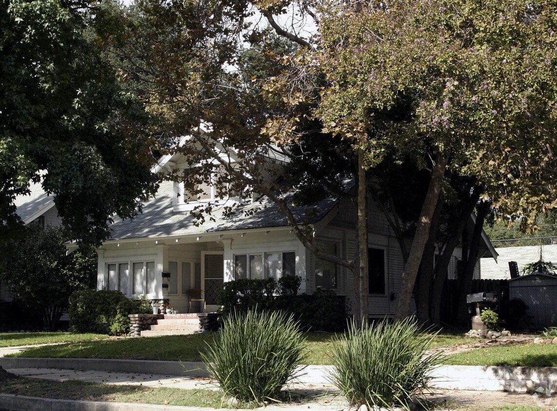 Foto del edificio - 405-415 E Pasadena St