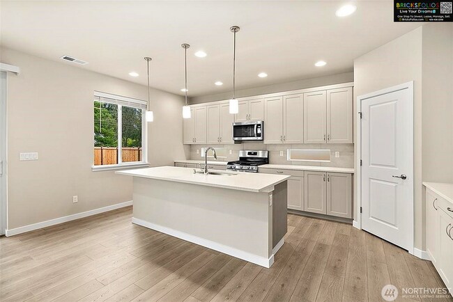 Foto del edificio - Move-in Ready, Remarkable home in Landing at Spanaway community