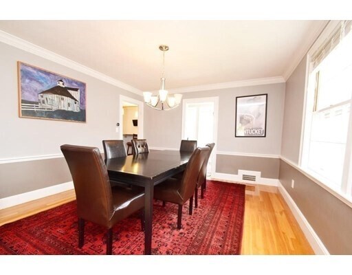 Foto del edificio - 829 W Roxbury Pkwy