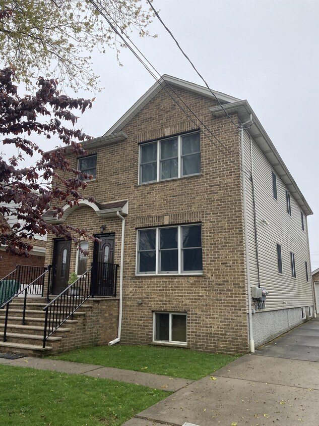 100 Hickory Ave, Staten Island, NY 10305 House for Rent in Staten Island, NY