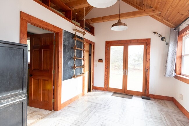 Building Photo - 4 Bedroom house conveniently located in Florence