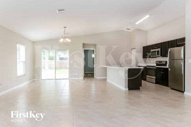 Building Photo - 1809 SW Cycle St