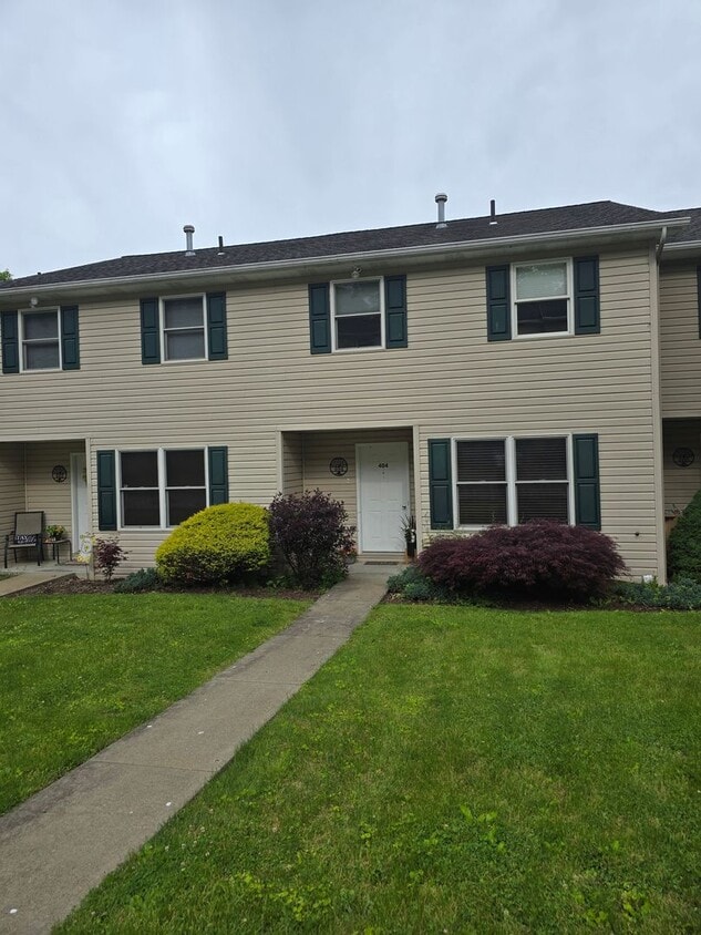 Primary Photo - Beautiful 2 Bedroom Townhome - Only Steps ...