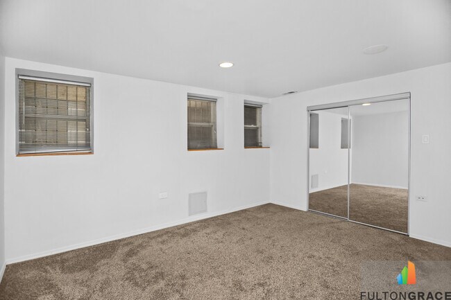 Foto del edificio - 2744 W Warren Blvd