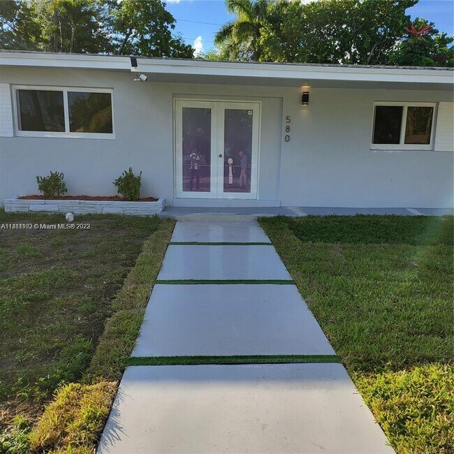 Building Photo - 580 NE 180th Dr