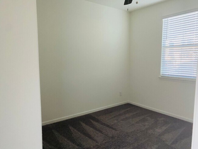 Building Photo - Large Brand New Elk Grove Home!