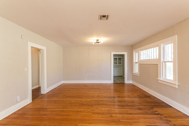Foto del edificio - Charming 3-Bedroom Home in the Heart of Ok...