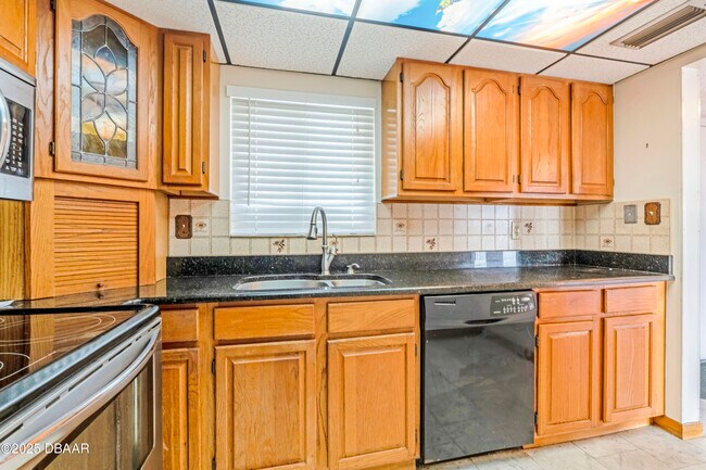 Building Photo - 100 Silver Beach Ave